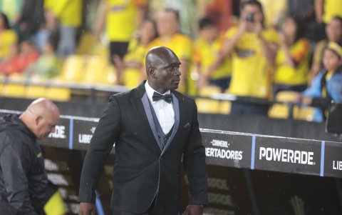 El atuendo impecable de Segundo Castillo, con su traje negro y corbatín.