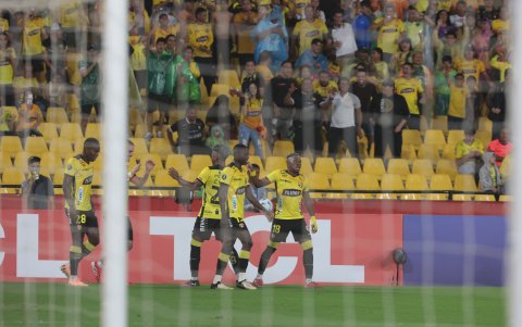 Bryan Carabalí (d) fue autor del 1-0 final del Barcelona SC vs. Independiente del Valle, por la fecha 1 del grupo B de la Copa Libertadores-