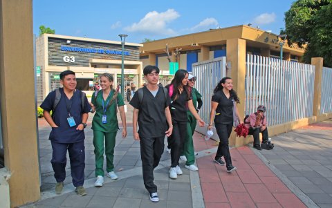 La Universidad de Guayaquil suspendió las clases presenciales y anunció el uso de herramientas virtuales como Zoom y Moodle para garantizar la continuidad académica.