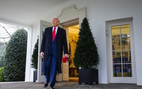 El presidente de Estados Unidos, Donald Trump, antes de anunciar aranceles recíprocos contra los socios comerciales del país.