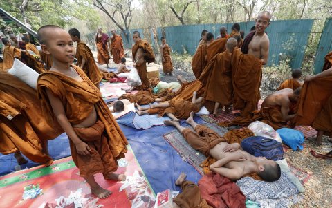 Jóvenes monjes novicios budistas se relajan en un refugio temporal improvisado en Mandalay, Myanmar, 02 de abril de 2025.