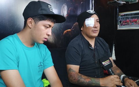 Edison Pilataxi, junto a su hijo, piden justicia y un responsable.