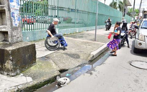 Aquiles Valarezo, titular de Asoplejica, en la intersección de 25 de Julio y Ernesto Albán, sur de Guayaquil, donde las rampas son inaccesibles.