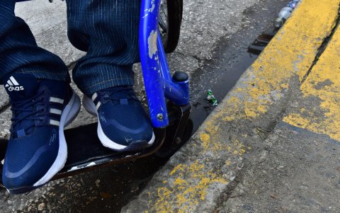 El desnivel entre las rampas y la calzada complica la movilidad de personas con movilidad reducida.