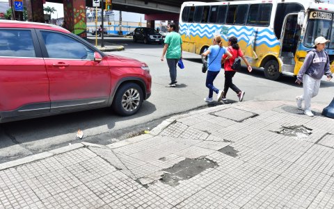 Al bloqueo de rampas se suma la falta de señalética horizontal, como los cruces de paso cebra a nivel de vía.