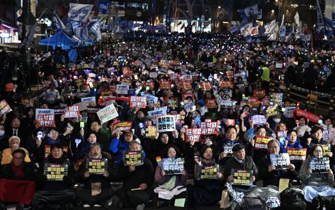 Cientos de manifestantes protestan en contra del expresidente surcoreano Yoon Suk-Yeol, a la espera de un fallo judicial acerca de su destitución.