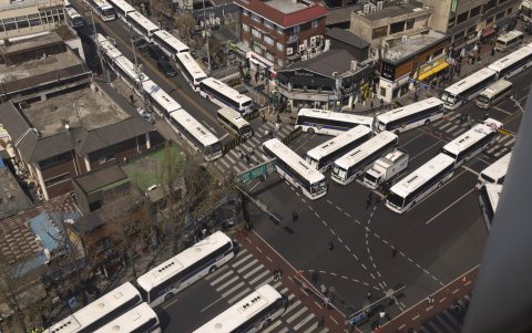 Imagen de barricadas de autobuses policiales cerca del Tribunal Constitucional en el centro de Seúl, el 3 de abril de 2025.