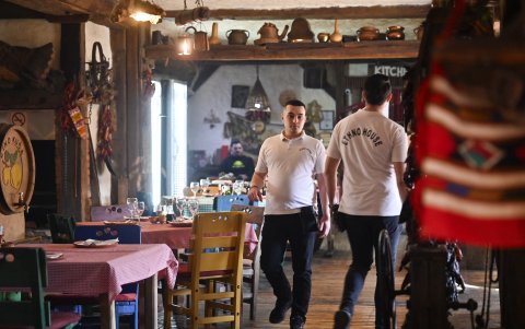 Camareros trabajan en el restaurante Ethno House en Gracanica, un enclave serbio étnico a las afueras de Pristina.