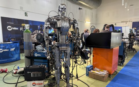 Aspecto de la Feria Internacional de la Maquinaria Industrial y Robótica (FIMIR) que se celebra en Almendralejo (Badajoz) con un total de 85 expositores de 12 países.