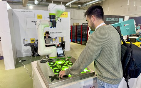 La maquinaria de última generación como robots colaborativos, brazos para automatizar los procesos industriales y mesas de soldadura láser.