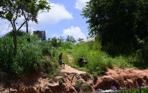 Indígenas disfrutan de las orillas del río Xingú cerca de la aldea de Metuktire, en la selva amazónica del estado de Mato Grosso, Brasil