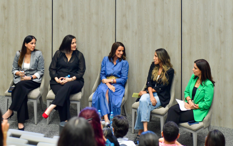 Denise Franco, Catalina Vera, María Fernanda Rumbea, Cristina Correa y Katherine Calero.