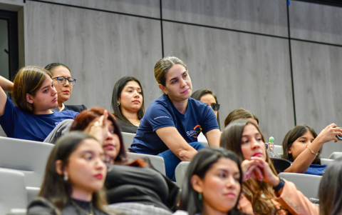 Muy atenta, María del Carmen Oneto.