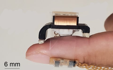 Un dispositivo compuesto por un imán diminuto, bobinas de alambre, un acelerómetro, una pequeña batería recargable y funciones Bluetooth.