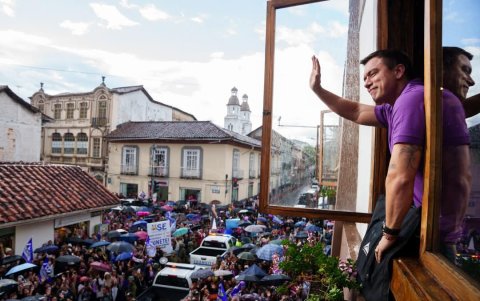 El presidente candidato Daniel Noboa mantuvo una reunión con jóvenes cuencanos en una cafetería exclusiva del centro de la ciudad.