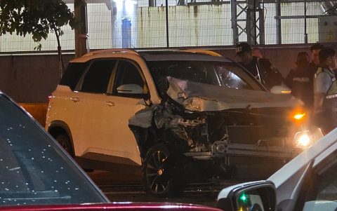 El auto blanco tipo SUV involucrado en el accidente en la Av. del Bombero, Guayaquil.