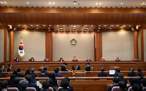 Los ocho jueces del Tribunal Constitucional sentados en el tribunal de Seúl, Corea del Sur