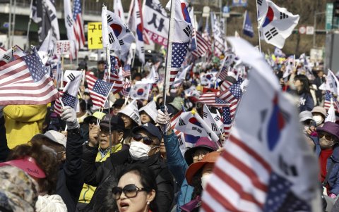 Los partidarios del presidente surcoreano destituido, Yoon Suk-yeol, celebran un mitin cerca de la residencia presidencial en Seúl, Corea del Sur.