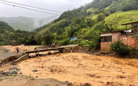 Los deslizamientos y la fuerte acumulación de escombros han dejado a varias comunidades de Chaguarpamba totalmente incomunicadas.