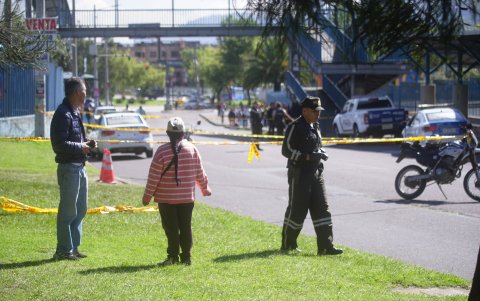 La Policía cerró el paso entre las avenidas Morán Valverde y Teniente Hugo Ortiz, tras el asalto.