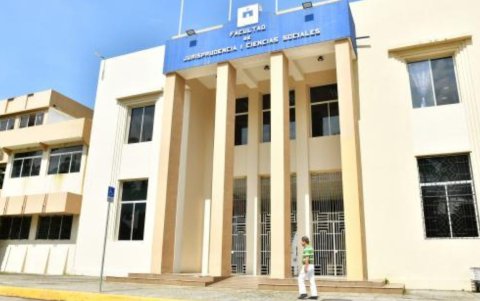 Edificio. La Facultad de Jurisprudencia de la Universidad de Guayaquil, guarda el estilo brutalista con cambios modernos.
