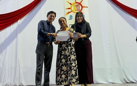 La cantante peninsular (centro) apuesta por la revitalización del pasillo y el bolero con su reciente producción discográfica.