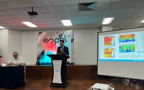 Conversatorio tuvo sede en la biblioteca de la Espol.