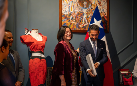 La embajadora de Chile en Ecuador,  Carola Muñoz, y Gustavo Moscoso.