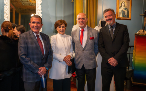 El cónsul general de Chile, Rodolfo Hugo Castro, acompañado de Carmen Vintimilla, Alejandro Torres y Manuel Vega.