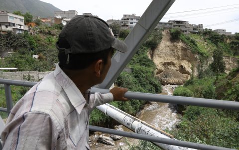 Vecinos observan impotentes como la montaña va cediendo ante la erosión y el crecimiento del río Monjas