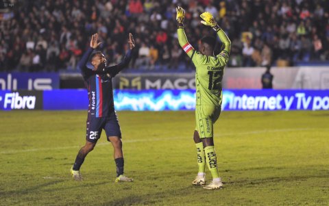 Los jugadores de El Nacional festejan durante el juego ante Libertad.
