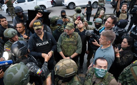 Los ministros del Interior y Defensa, acompañados por Erik Prince.