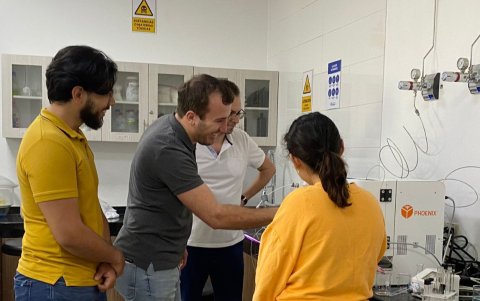 Investigación. La cascarilla de arroz pasa por un proceso de tratamiento en laboratorio para convertirlo en productos como el sílice.