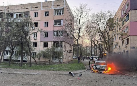 Una fotografía proporcionada por el Servicio Estatal de Emergencias muestra un automóvil en llamas en el lugar del impacto de un cohete en Krivói Rog, Ucrania, el 4 de abril de 2025.