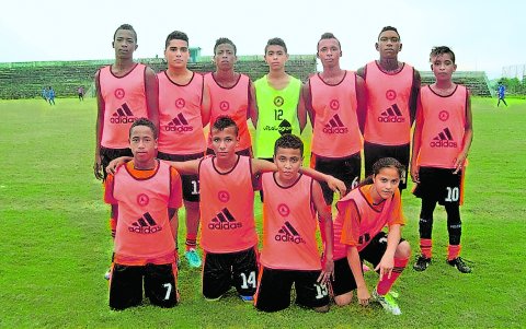 William Pacho se formó en la escuela Huracán.