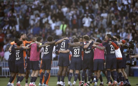 William Pacho celebra con sus compañeros el título de la Ligue 1.