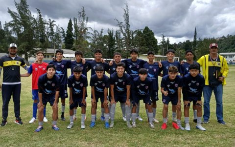 Eduardo Morante (i) entrena junto a su hermano César Morante (d) a los chicos de la Academia Dortmund, en el Complejo de Abogados, Vía a Salitre.