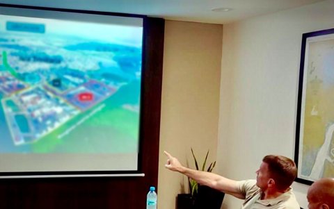 Prince estuvo acompañado del ministro de Defensa, Gian Carlo Loffredo, durante su visita al puerto de Guayaquil.