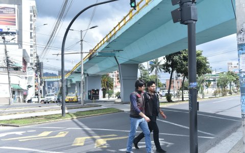 El puente de El Guambra, en las avenidas Patria y 10 de Agosto, fue repavimentado en el 2021. Suele ser un punto de referencia.