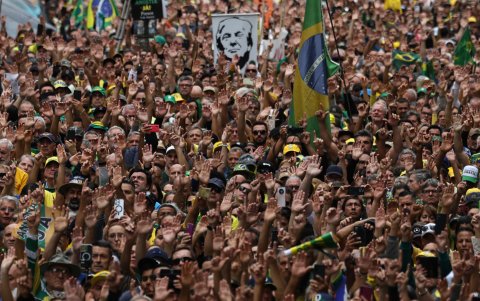 Simpatizantes de Jair Bolsonaro durante la manifestación de respaldo al expresidente, enjuiciado penalmente por golpe de Estado. Hubo carteles con la imagen del mandatario estadounidense Donald Trump.