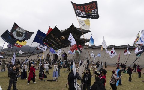 El fallo del tribunal constitucional surcoreano fue celebrada por detractores de Yoon Suk Yeol.