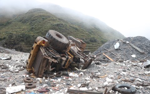 Escombros que quedan tras una explosión a un campamento minero en Yani (Bolivia).