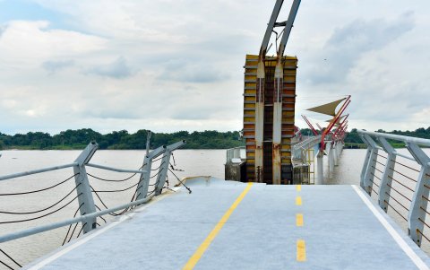 La parte basculante del puente Durán-Santay permanece levantada.