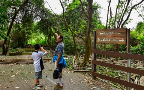 Alberto Medrano quiso hacer turismo con su hijo desde isla Santay hacia Durán pero no pudieron porque ya no existe la caminera que conducía hasta el puente.