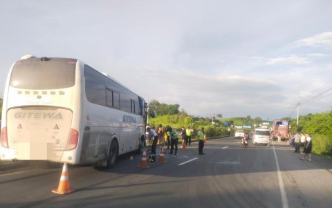 Uno de los buses accidentados en el kilómetro 80 de la vía a la costa.