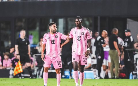 El delantero Allen Obando (d) del Inter Miami.