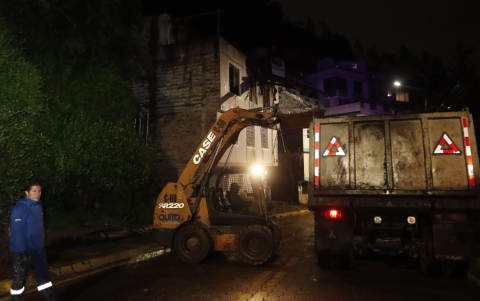 Familias evacuadas en Guápulo reciben apoyo de los vecinos tras el deslizamiento de tierra que afectó varias viviendas en la Av. de Los Conquistadores.