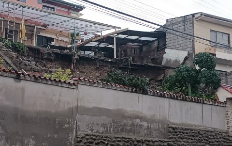 El muro de contención de una vivienda colapsó tras la fuerte lluvia del sábado.