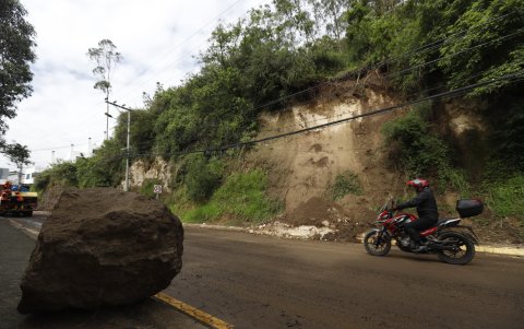 En Guápulo también se desprendió otro árbol y una roca que bloqueaban la vía..