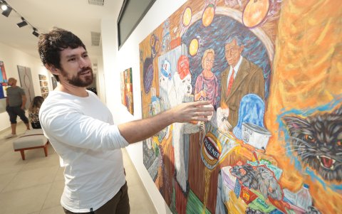 El artista visual César Sánchez explica su obra.